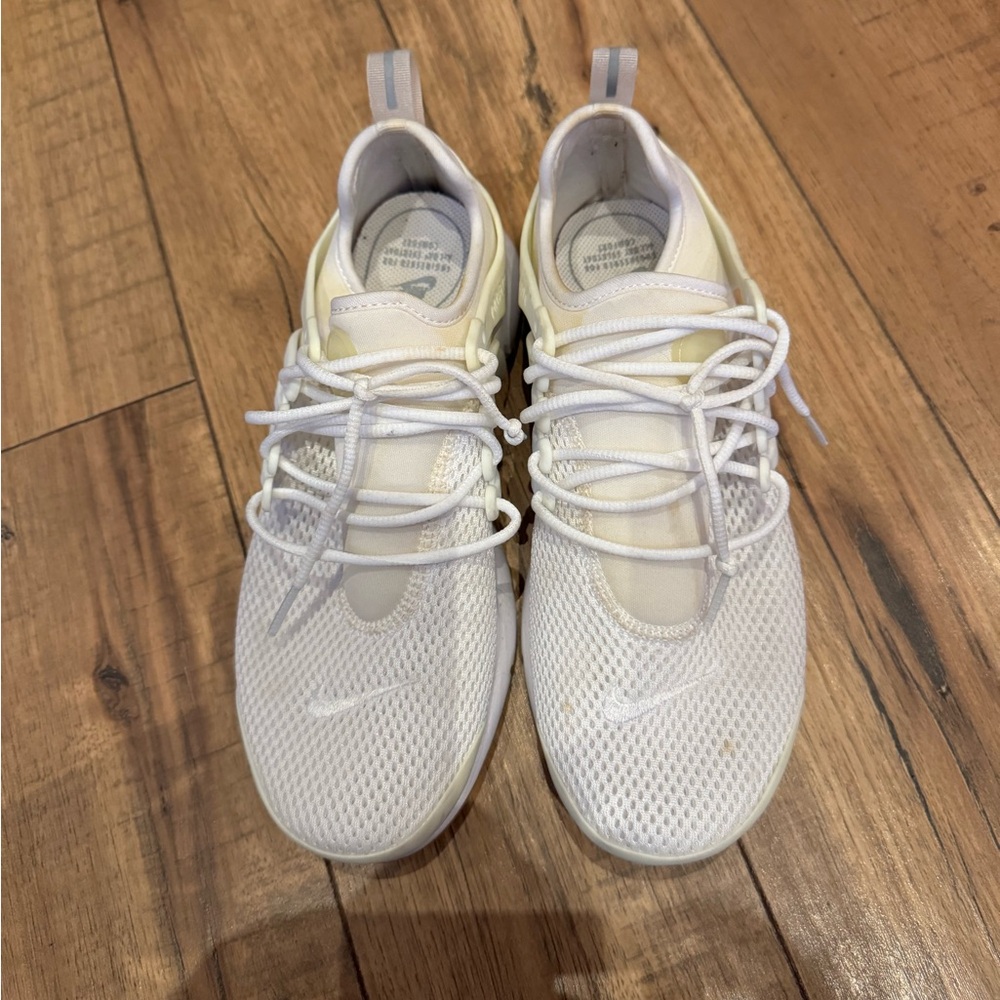 Women’s sz 8 Nike free runs in white